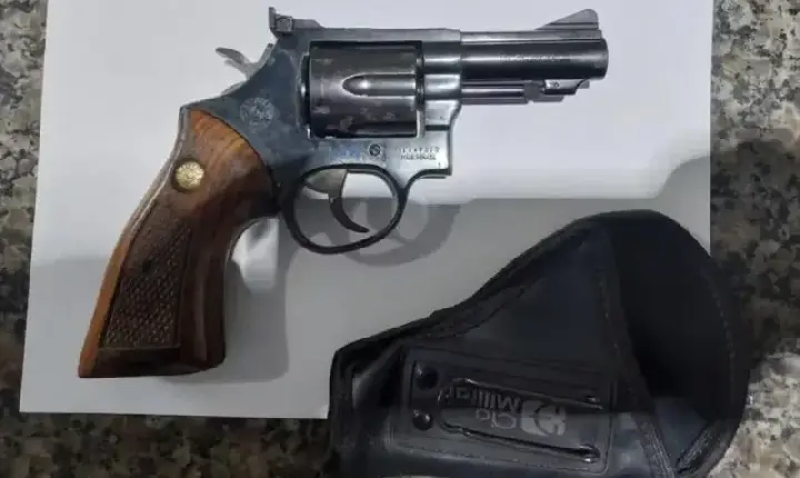 Arma é encontrada em mochila de passageiro durante fiscalização em aeroporto de Cacoal