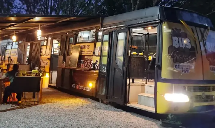 Em RO, ônibus funciona como cafeteria e clientes consomem grão cultivado no local com vista para a plantação