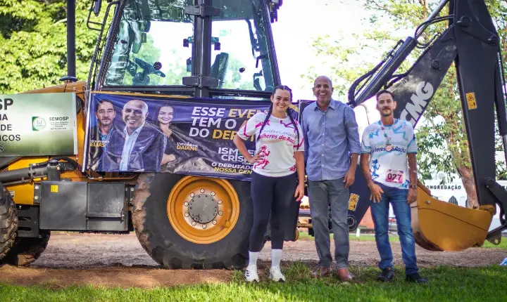 Ismael Crispin participa da entrega de retroescavadeira e fortalece infraestrutura rural em Querência do Norte