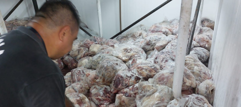 Toneladas de carne imprópria para consumo são apreendidas em açougue, escolas e fábrica de charque durante operação da Polícia Civil