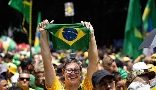 Ato a favor de Bolsonaro reúne milhares de apoiadores na Avenida Paulista