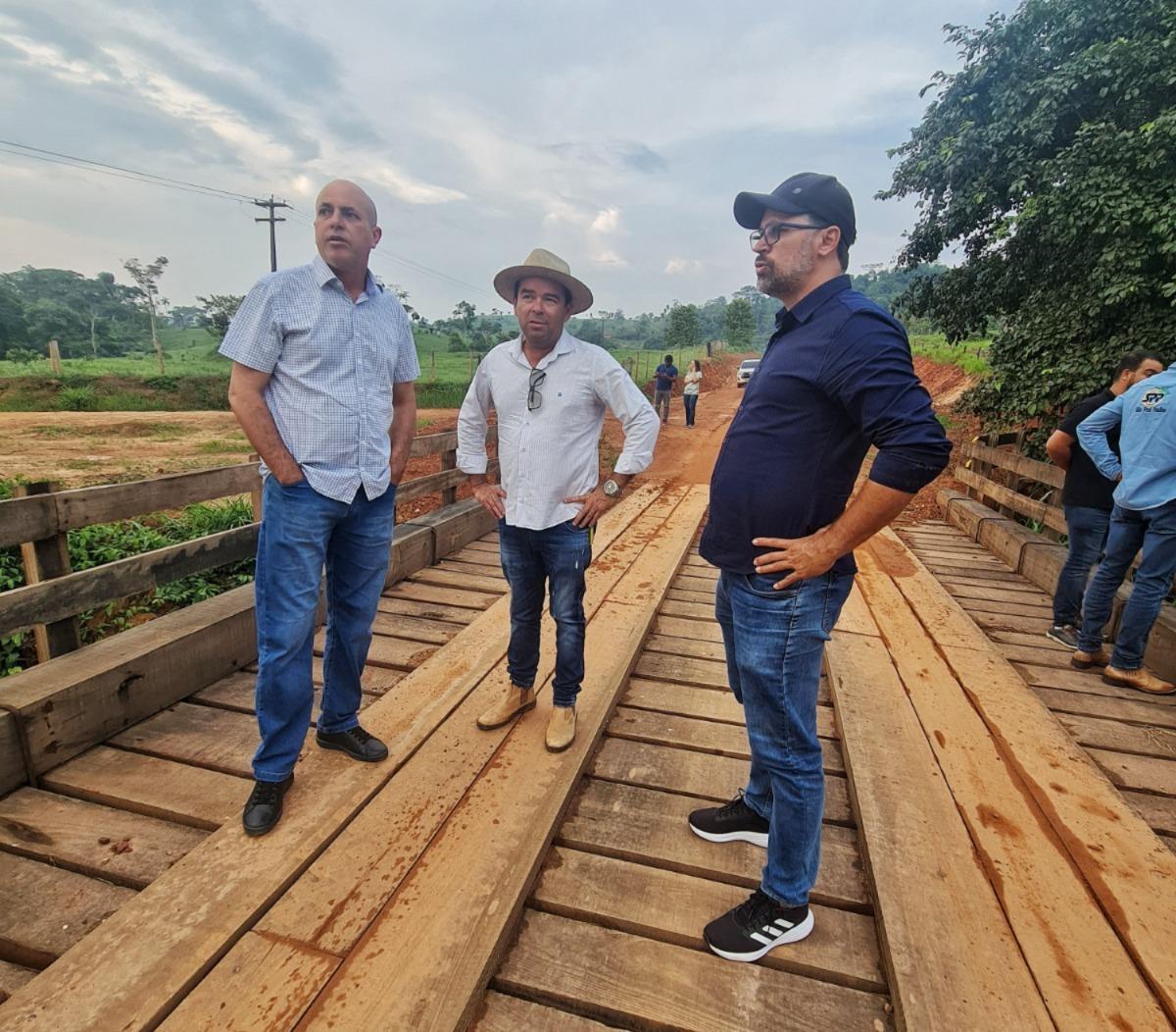 Ação do deputado Ismael Crispin em parceria com gestores de Nova Brasilândia garante trafegabilidade na linha 15