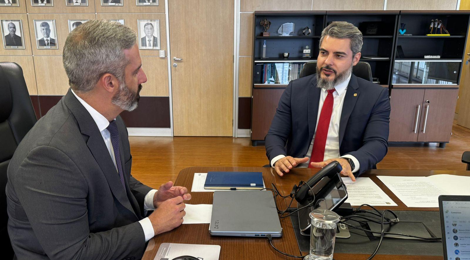 Thiago Flores leva ao DNIT pedido para construção de acostamento na Rodovia 421 