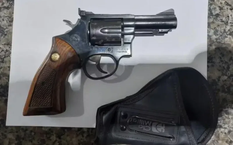 Arma é encontrada em mochila de passageiro durante fiscalização em aeroporto de Cacoal