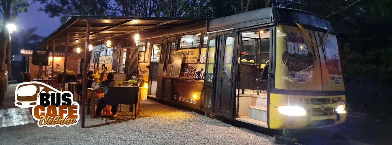 Em RO, ônibus funciona como cafeteria e clientes consomem grão cultivado no local com vista para a plantação